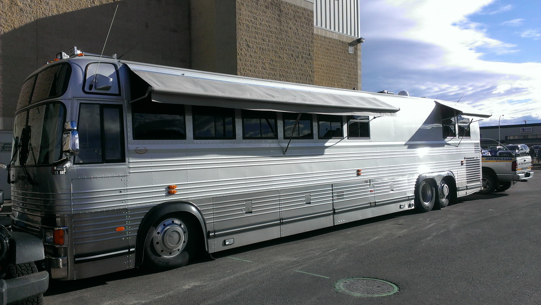shania-rockthiscountrytour-bus32.JPG