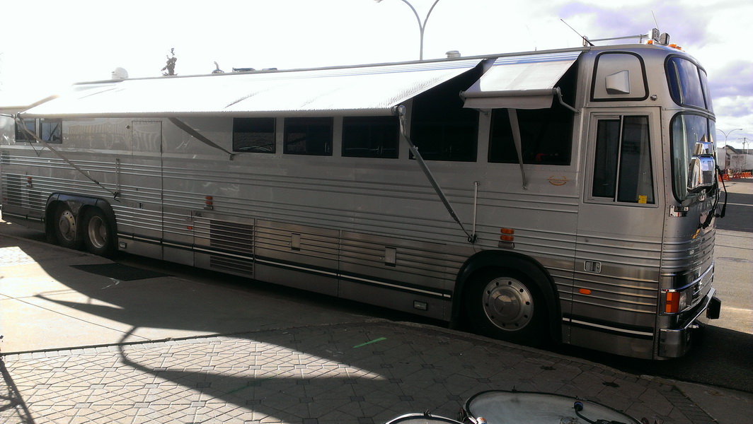 shania-rockthiscountrytour-bus33.JPG